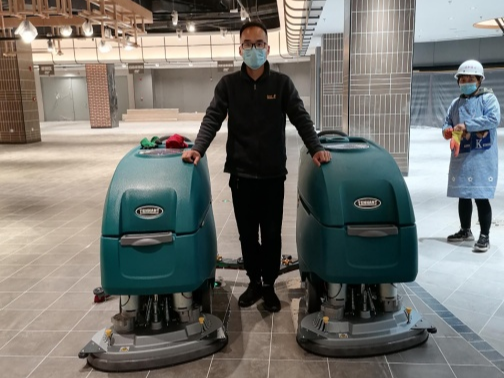 大型商場(chǎng)洗地機(jī)使用時(shí)要注意什么？