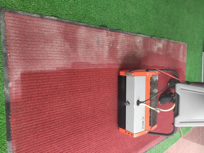 這不是一臺(tái)簡(jiǎn)單的扶梯清洗機(jī)？！