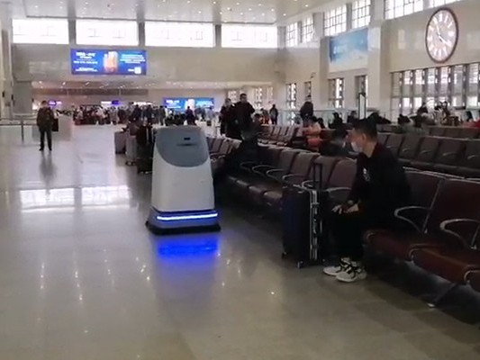 坦力無(wú)人大型掃地機(jī)“下凡”，車站清潔難題一鍵 “飛升”