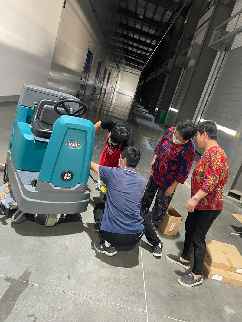 洗地機(jī)工廠 洗地機(jī)工廠