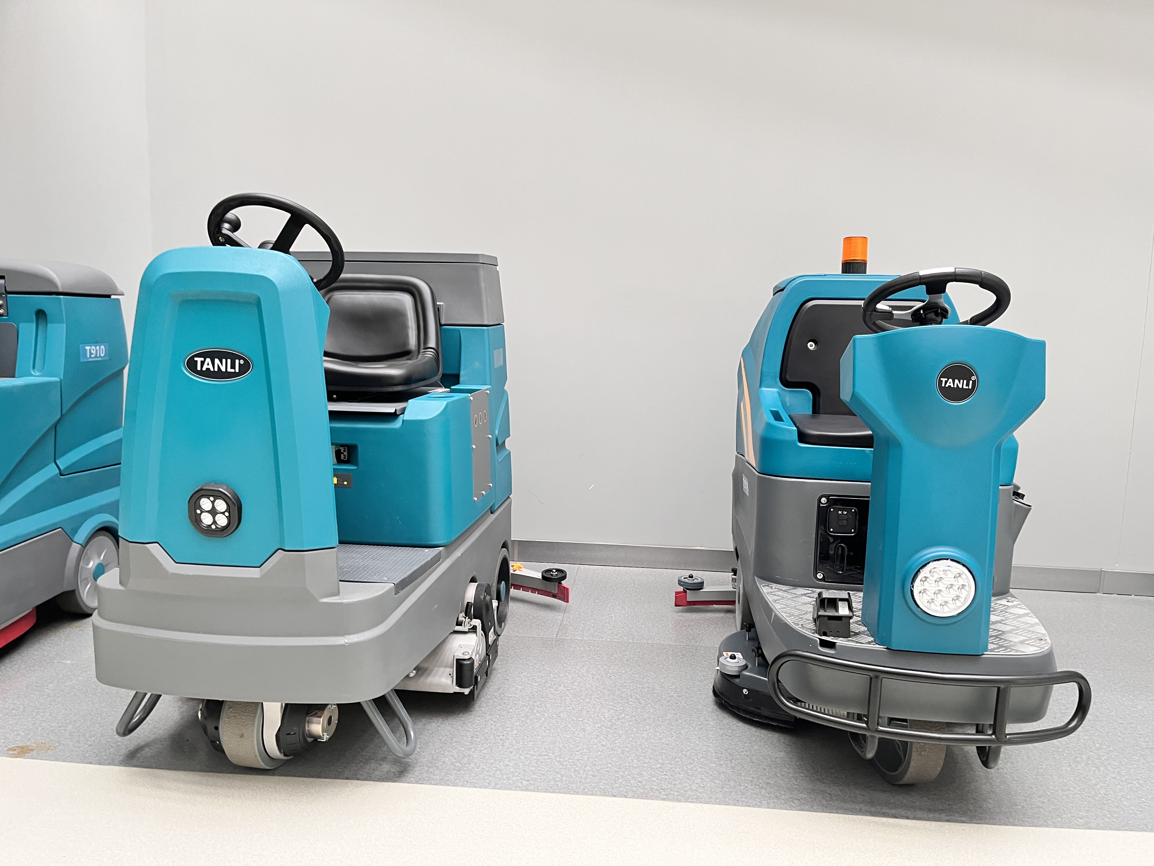 提高洗地機安全性能，我們在行