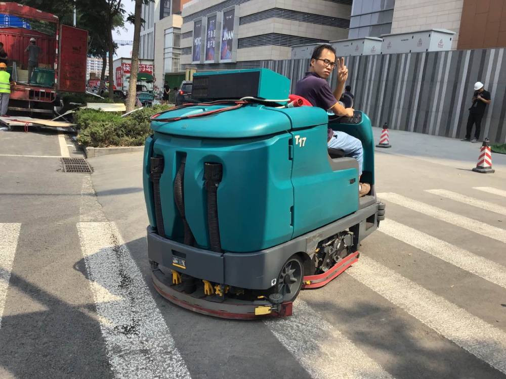 駕駛式洗地機(jī)的性能特點(diǎn)是什么？