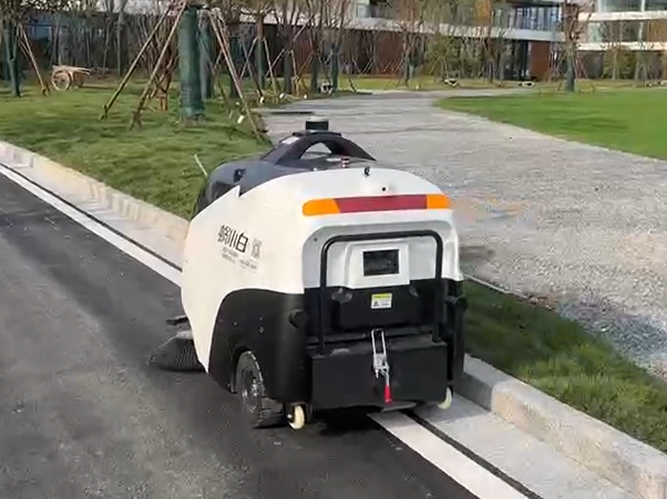 汽車組裝廠保潔難題破解：坦力機(jī)器人3小時(shí)橫掃油污碎屑