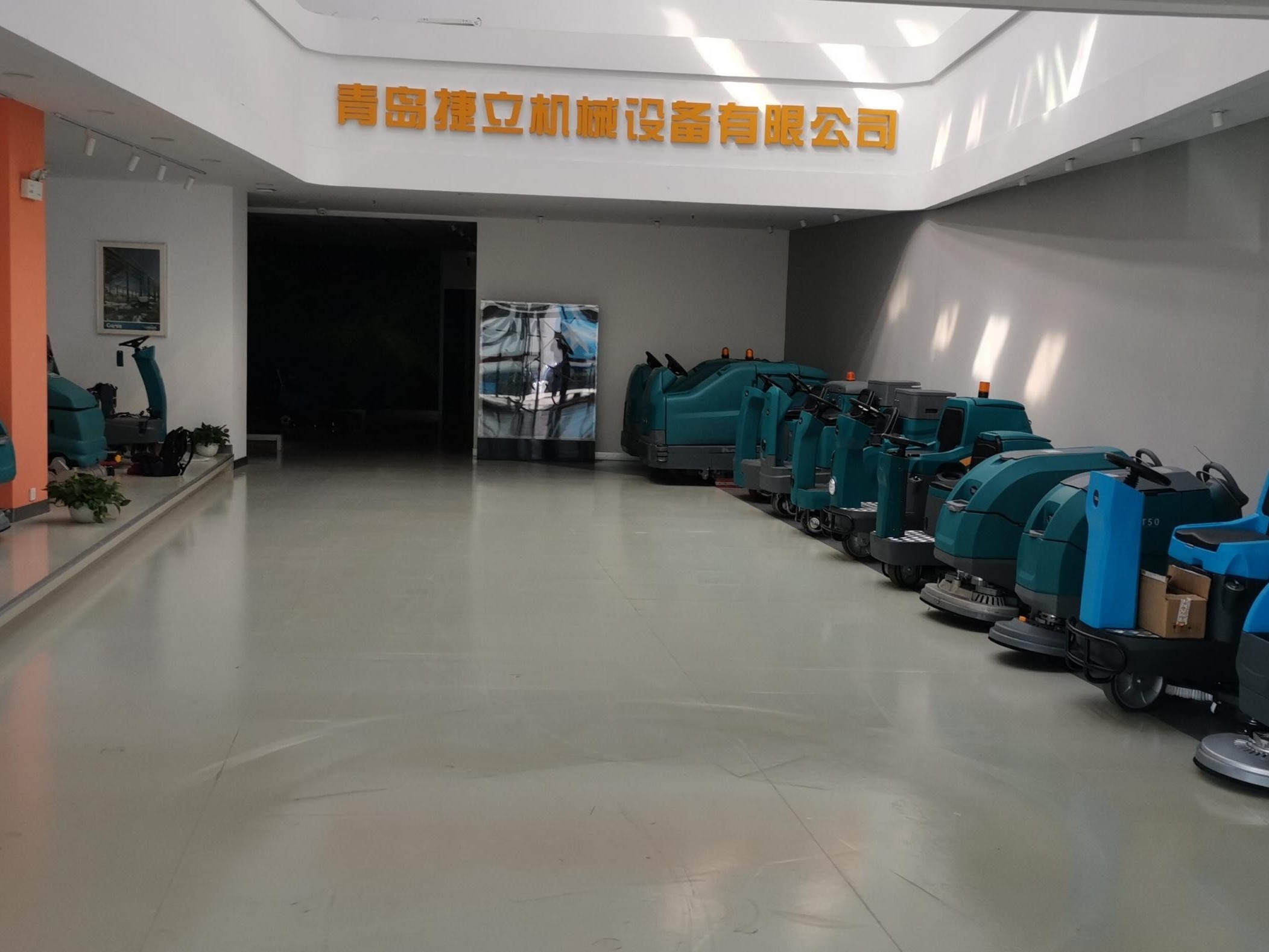 光電企業(yè)為什么需要使用洗地機(jī)？