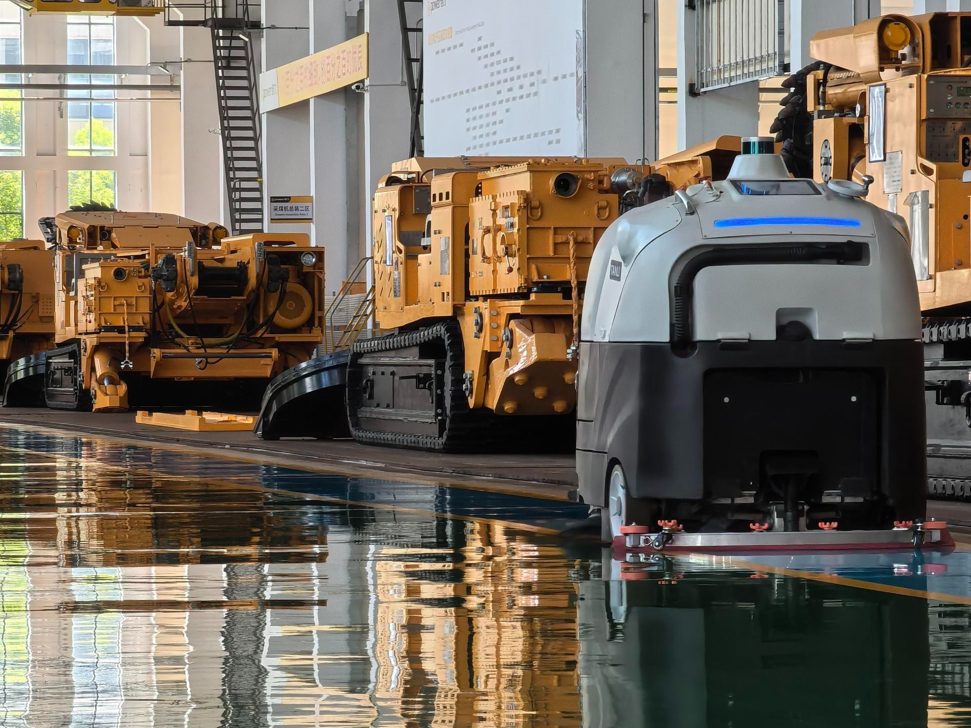 工業(yè)智能洗地機(jī)：工廠環(huán)氧地坪保潔的智能伙伴