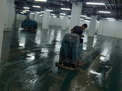 青島某小區(qū)地下車庫進水，租賃坦能駕駛式洗地機T17、T7救場