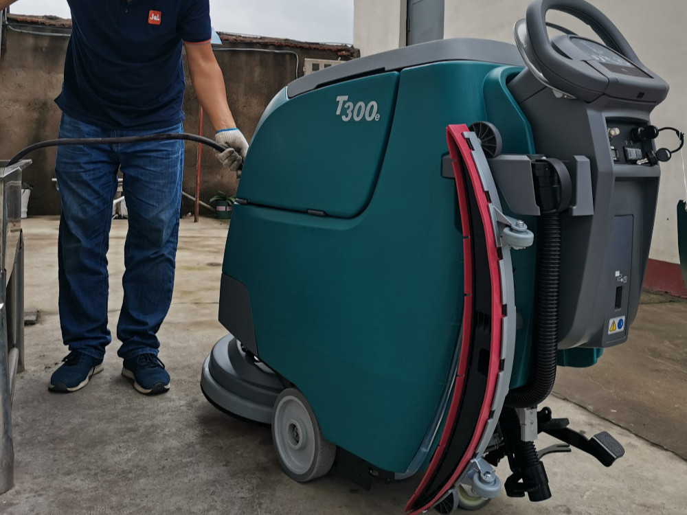 工廠車間洗地機(jī)的保養(yǎng)手冊(cè)看這里！