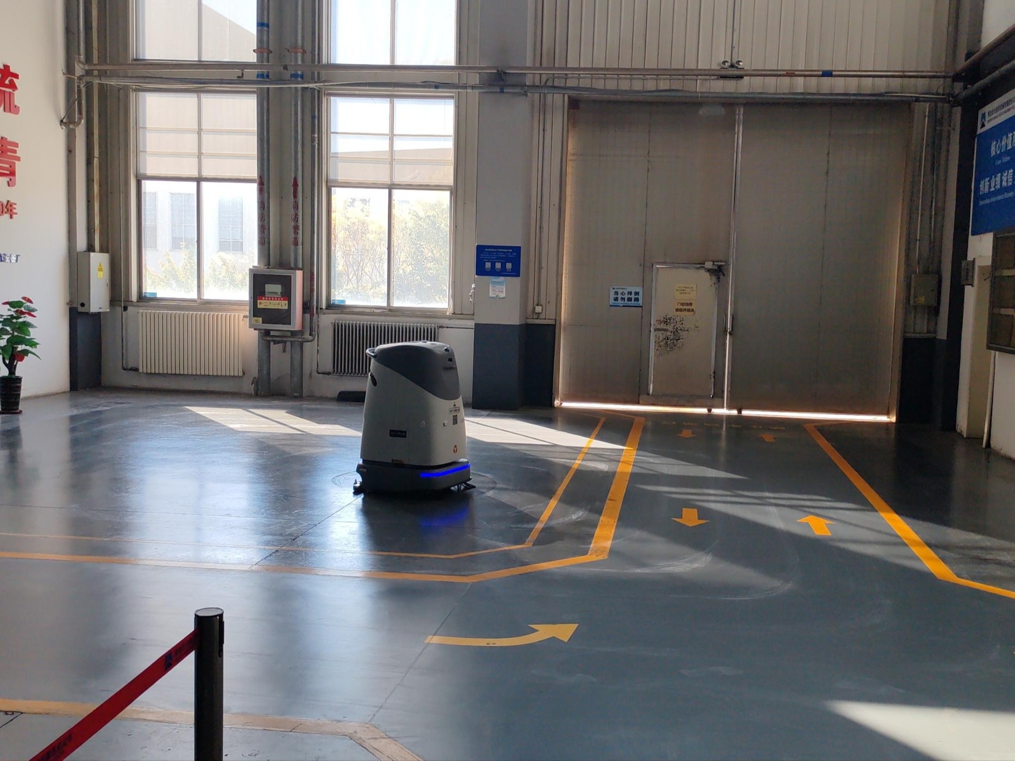 沖壓車間油污難題不用愁！坦力無(wú)人機(jī)器人守護(hù)整潔與安全